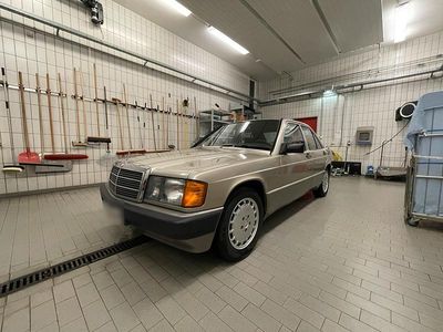 Usata Mercedes 190 118 CV (86 kW) 1989 Oro Berlina