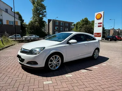 Gebraucht Opel Astra GTC 116 PS (85 kW) 2009 Weiß Coupé