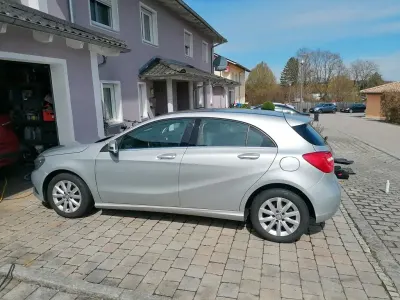 Używany Mercedes A180 122 KM (89 kW) 2013 Srebrny Sedan/Limuzyna
