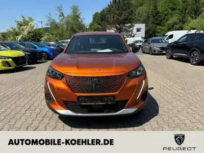 Gebraucht Peugeot e-2008 Active 100 kW (136 PS) 2023 Orange fusion SUV
