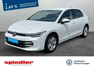 Używany VW Golf VIII Life 150 KM (110 kW) 2024 Biały Sedan/Limuzyna