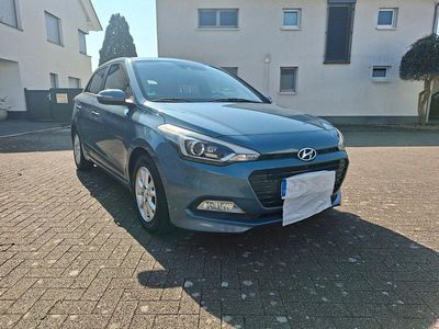 Gebraucht Hyundai i20 Passion 101 PS (74 kW) 2016 Blau Kleinwagen