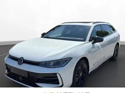 Gebraucht VW Passat R-line 150 PS (110 kW) 2025 Pure white Kombi