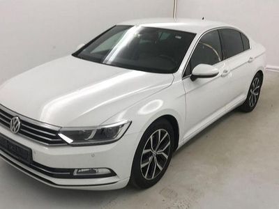 Second-hand VW Passat R-line 150 CP (110 kW) 2016 Alb Berlinǎ