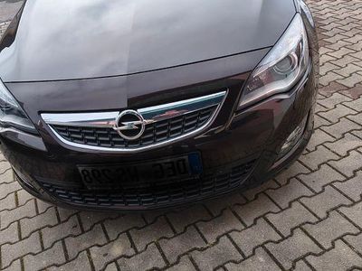 Braun Gebraucht 2012 Opel Astra Edition Kombi | 8.000 € (Teuer)