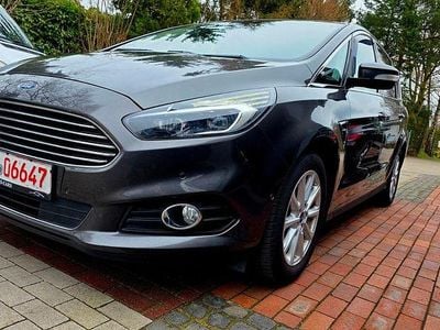 Gebraucht Ford S-MAX Titanium 179 PS (131 kW) 2017 Grau Van / Kleinbus