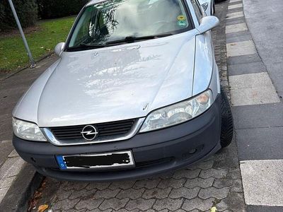 Silber Gebraucht 2001 Opel Vectra Limousine | 1.800 €