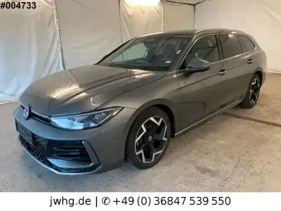 Gebraucht VW Passat R-line 150 PS (110 kW) 2025 Platinum grey (metallic) Kombi