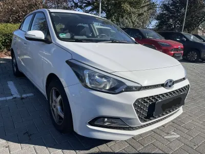 Gebraucht Hyundai i20 Classic 75 PS (55 kW) 2018 Polar white / sol Kleinwagen