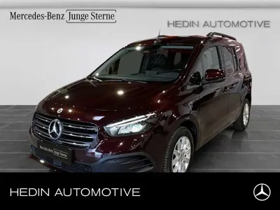 Gebraucht Mercedes T180 Advantage 131 PS (96 kW) 2025 Rot Van / Kleinbus