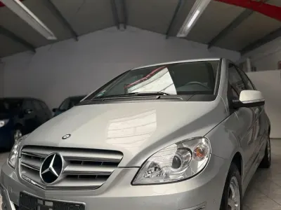 Gebraucht Mercedes B180 122 PS (89 kW) 2011 Silber Kleinwagen