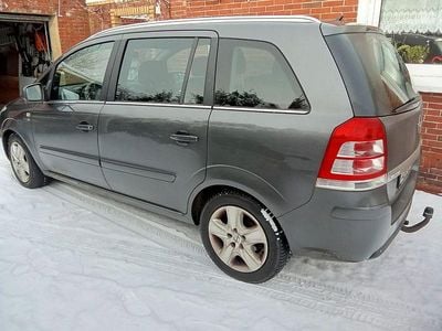 Grau Gebraucht 2010 Opel Zafira Innovation Van / Kleinbus | 2.700 € (Guter Preis)