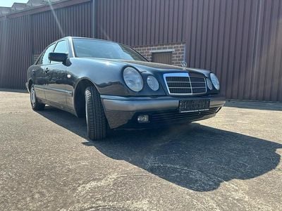 Gebraucht Mercedes 220 95 PS (69 kW) 1996 Blau Limousine