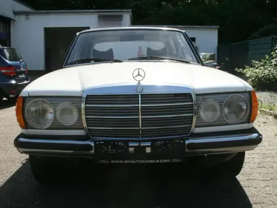 Gebraucht Mercedes 230 109 PS (80 kW) 1977 Weiß Limousine