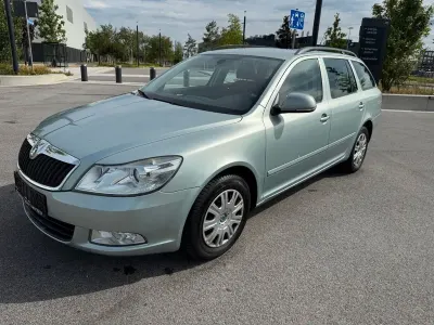 Gebraucht Skoda Octavia Ambiente 122 PS (89 kW) 2009 Arcticgr}n metallic Kombi