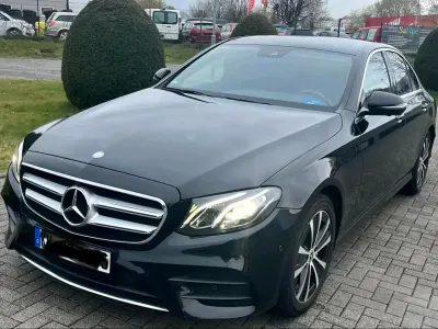 Gebraucht Mercedes E220 AMG line 194 PS (142 kW) 2017 Schwarz Limousine
