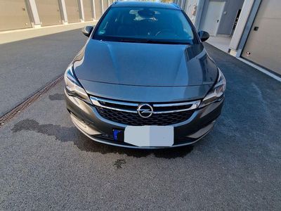 Usado Opel Astra 110 HP (80 kW) 2019 Cinzento Sedan
