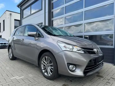 Gebraucht Toyota Verso Comfort 132 PS (97 kW) 2014 Avant garde bronze Van / Kleinbus