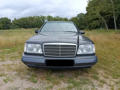 Gebraucht Mercedes E220 150 PS (110 kW) 1995 Schwarz Kombi