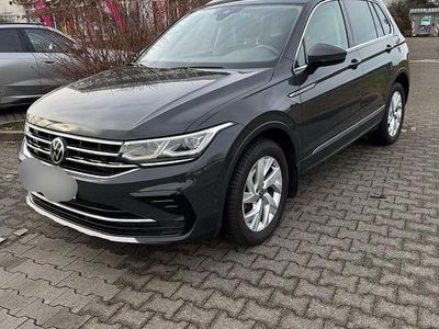 Grau Gebraucht 2021 VW Tiguan SUV | 26.900 € (Fairer Preis)