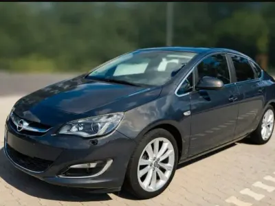 Gebraucht Opel Astra Innovation 140 PS (102 kW) 2012 Grau Limousine