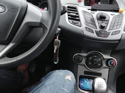 Gebraucht Ford Fiesta 80 PS (58 kW) 2010 Schwarz Kleinwagen