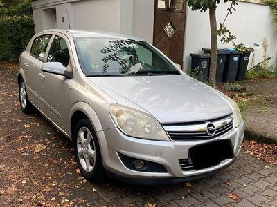 Używany Opel Astra 101 KM (74 kW) 2007 Srebrny Sedan/Limuzyna