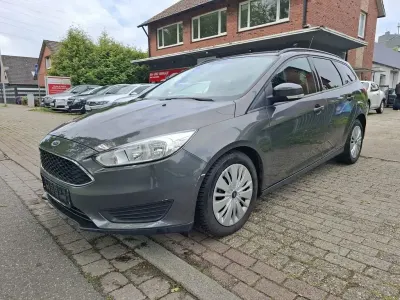 Gebraucht Ford Focus Trend 125 PS (91 kW) 2015 Grau Limousine