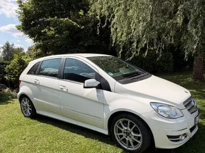 Gebraucht Mercedes B180 109 PS (80 kW) 2011 Weiß Kleinwagen
