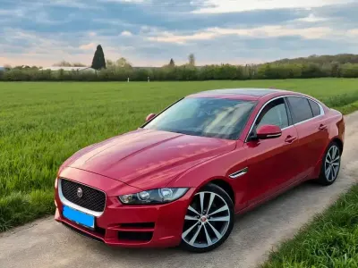 Gebraucht Jaguar XE Prestige 179 PS (131 kW) 2016 Rot Limousine
