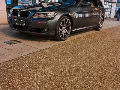 Grün Gebraucht 2009 BMW 320 Kombi | 5.500 € (Fairer Preis)