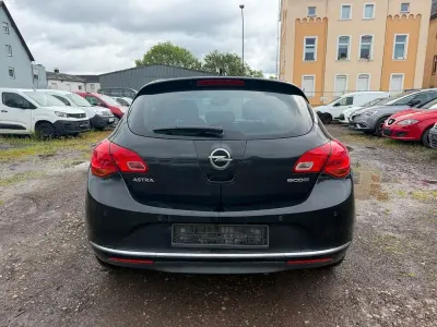 Gebraucht Opel Astra Edition 110 PS (80 kW) 2014 Schwarz Limousine