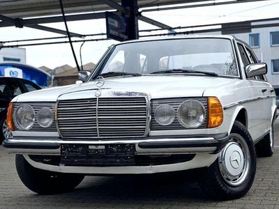 Usata Mercedes 200 109 CV (80 kW) 1982 Bianco Berlina