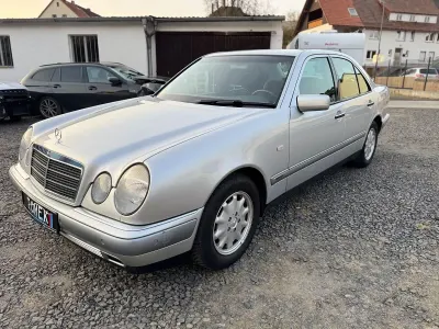 Używany Mercedes E240 Elegance 170 KM (125 kW) 1999 Srebrny Sedan/Limuzyna