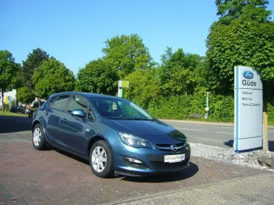 Używany Opel Astra Edition 116 KM (85 kW) 2014 Niebieski Sedan/Limuzyna