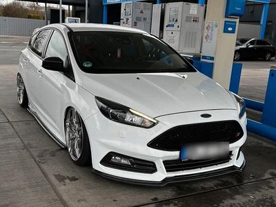 Gebraucht Ford Focus ST 300 PS (220 kW) 2017 Weiß Limousine