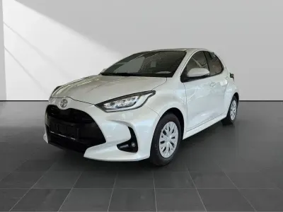 Gebraucht Toyota Yaris Team 125 PS (91 kW) 2021 Platinumweiß perleffekt Kleinwagen