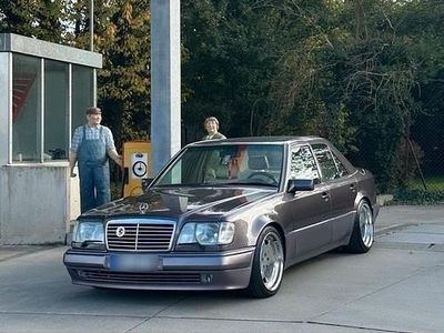 Gebraucht Mercedes E500 220 PS (161 kW) 1987 Violet Limousine