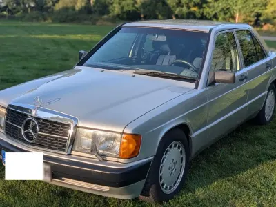 Używany Mercedes 190 160 KM (117 kW) 1989 Srebrny Sedan/Limuzyna