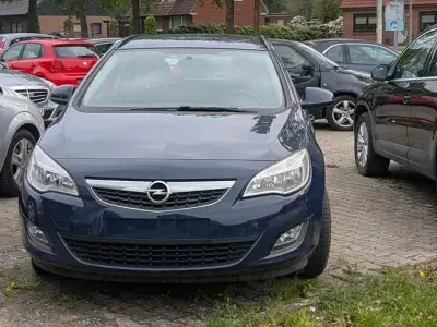 Gebraucht Opel Astra Selection 101 PS (74 kW) 2011 Blau Kombi