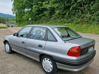 Gebraucht Opel Astra 70 PS (51 kW) 1995 Grau Limousine