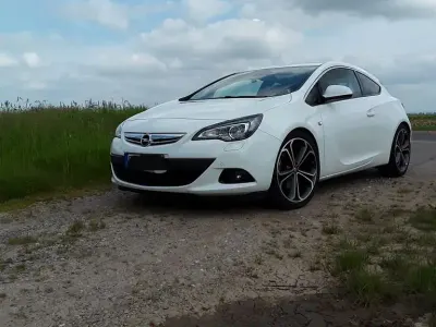 Begagnad Opel Astra GTC Innovation 179 HK (131 kW) 2011 Vit Sedan