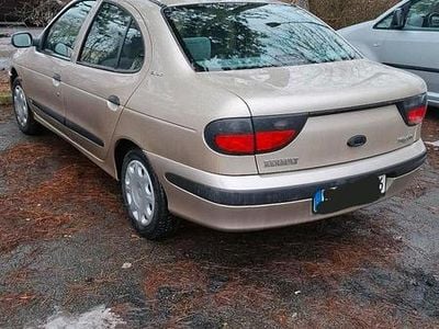 Gold Gebraucht 1998 Renault Mégane Limousine | 1.450 € (Teuer)