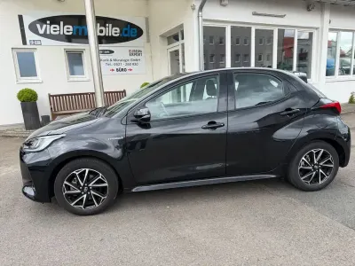 Gebraucht Toyota Yaris Hybrid Club 92 PS (67 kW) 2021 Schwarz Limousine