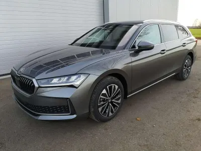 Neu Skoda Superb Selection 193 PS (141 kW) 2025 Graphitgrau metallic Kombi