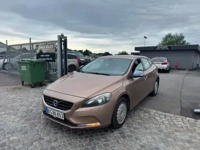 Gebraucht Volvo V40 Kinetic 114 PS (83 kW) 2013 Braun Limousine
