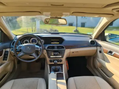 Używany Mercedes C200 Elegance 136 KM (100 kW) 2012 Złoty Kombi