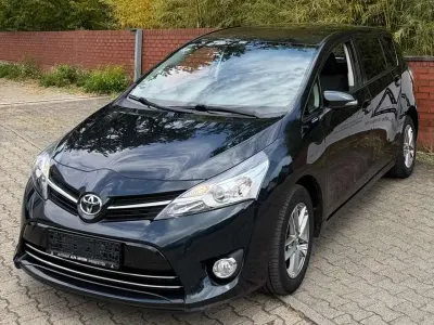 Gebraucht Toyota Verso Basis 111 PS (81 kW) 2015 Dk. steel mc. Van / Kleinbus