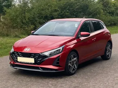 Neu Hyundai i20 Prime 101 PS (74 kW) 2025 Rot Limousine