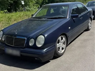 Gebraucht Mercedes E220 128 PS (94 kW) 1999 Blau Limousine
